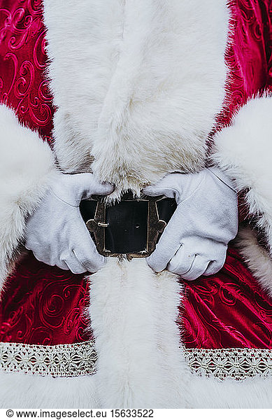 Weihnachtsmannhände im Gürtel