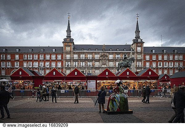 Weihnachtsmarkt auf dem Hauptplatz (plaza mayor). madrid  spanien.