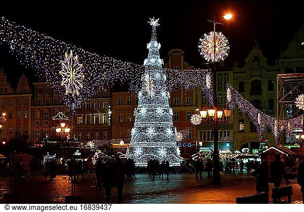 Weihnachtsmarkt auf dem Marktplatz in der Altstadt von Breslau am Abend - Polen.