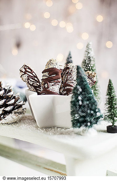 Weihnachtsplätzchen aus Eiweiß  Mandeln  Mohn und Schokolade