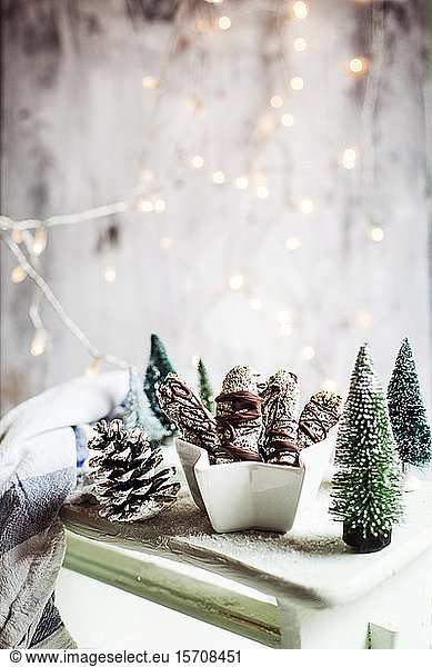Weihnachtsplätzchen aus Eiweiß  Mandeln  Mohn und Schokolade