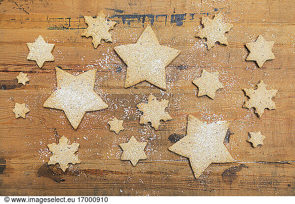 Weihnachtsplätzchen in Form von Sternen und Schneeflocken