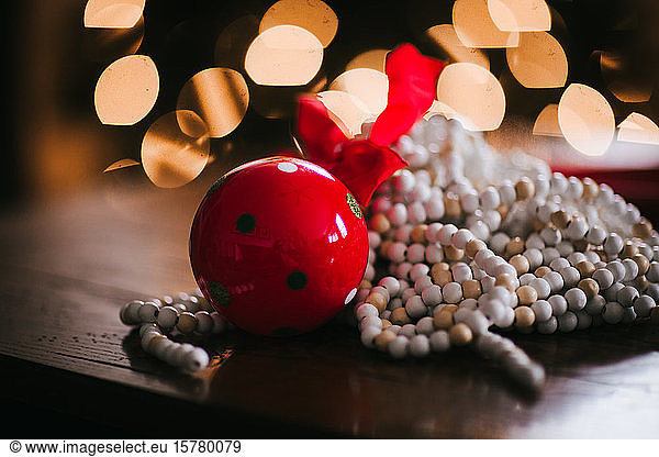 Weihnachtsschmuck  rote Glocke und Perlenkette