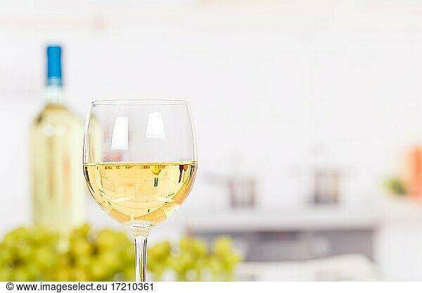 Wein weiß Weißwein weiß Weißwein im Glas mit Textfreiraum Copyspace Copy Space