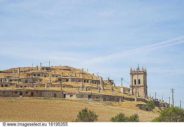 Weinkeller und Kirche. Baltanas  Provinz Palencia  Kastilien-León  Spanien.
