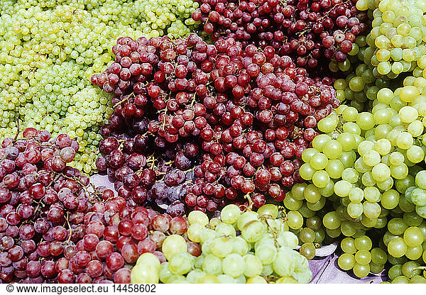 Weintrauben an einem Marktstand