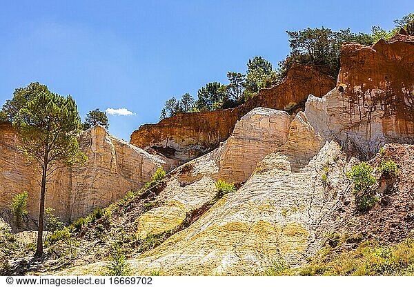 Weiss- und rotleuchtende Ockerfelsen  darüber blauer Himmel  Colorado Provencal Naturpark  Rustrel  Luberon  Provence