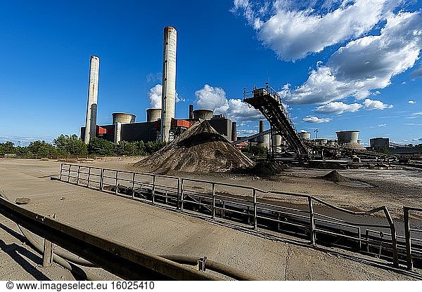 Weisweiler  Deutschland. Das mit Braunkohle befeuerte Kraftwerk Weisweiler ist immer noch in Betrieb und wird von der eigenen Braunkohlegrube in etwa 20 Kilometern Entfernung gespeist.