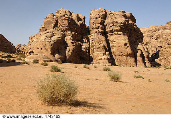 Weite Ebene  Berge  Wüste  Wadi Rum  Haschemitisches Königreich Jordanien  Vorderasien