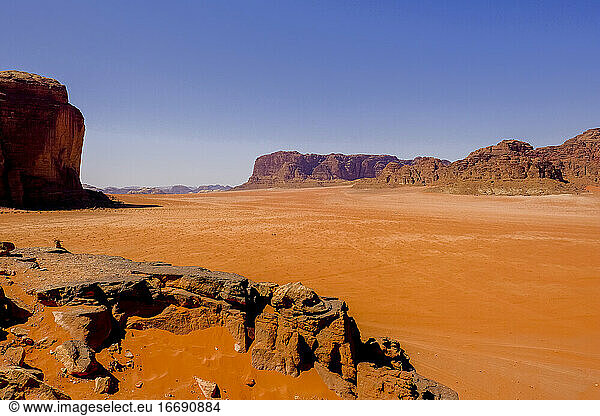 Weite Landschaft mit Sanddünen und Bergen im Wadi Rum  Jordanien