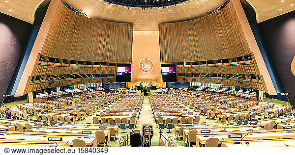 Weite Sicht auf die Generalversammlung der Vereinten Nationen am Hauptsitz