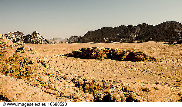Weite Sicht auf die Sanddünen und Berge von Wadi Rum  Jordanien
