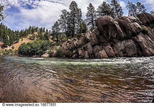 Weitwinkel des Colorado River  der um eine Kurve mit großen Felsbrocken fließt