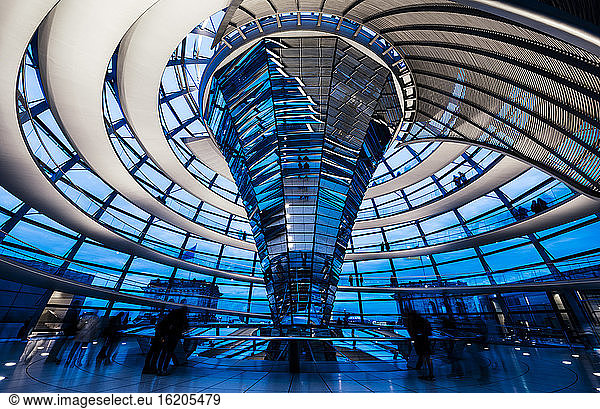 Weitwinkel-Innenansicht der Kuppel des Reichstagsgebäudes bei Nacht  Berlin  Deutschland