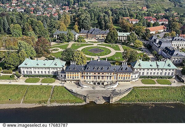 Weitwinkel  Panorama  Drohnenaufnahme  Drohnenfoto Großaufnahme vom Schloss Pillnitz und den Barock Garten im Schlosshof  Dresden  Sachsen  Deutschland  Europa