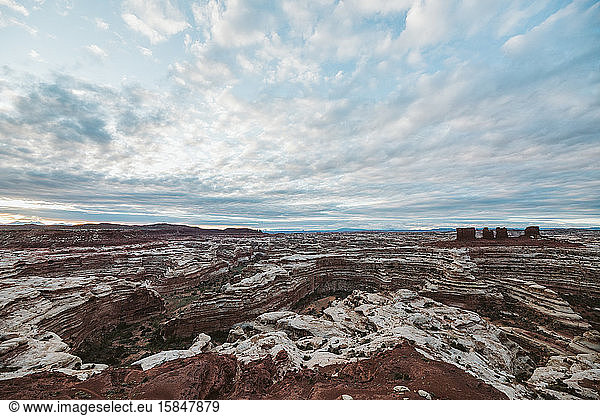 Weitwinkelaufnahme der Schluchtenformationen der Utah-Wüste bei The Maze