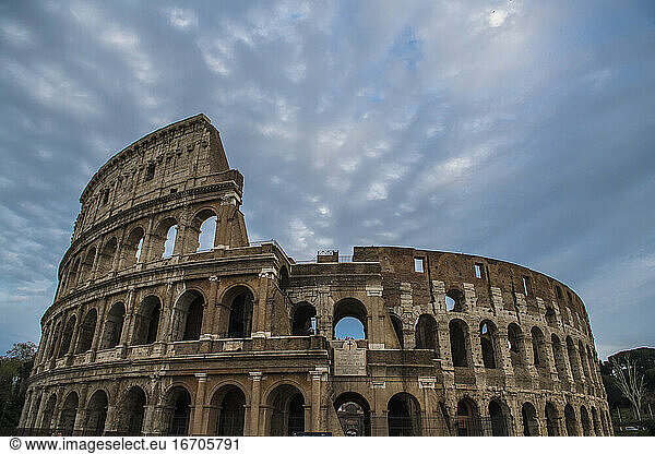 Weitwinkelaufnahme des Kolosseums in Rom / Italien