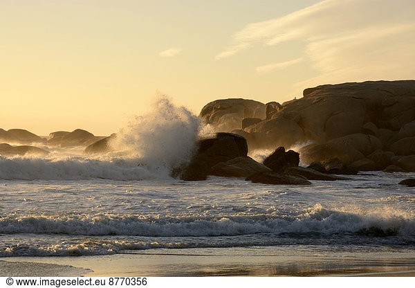 Wellen am Strand von Camps Bay  Kapstadt  Westkap  Südafrika