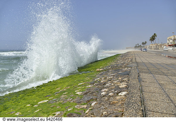 Wellen an der Corniche von Salalah während der Monsun-Zeit  Khareef-Season  Salalah  Dhofar-Region  Orient  Oman