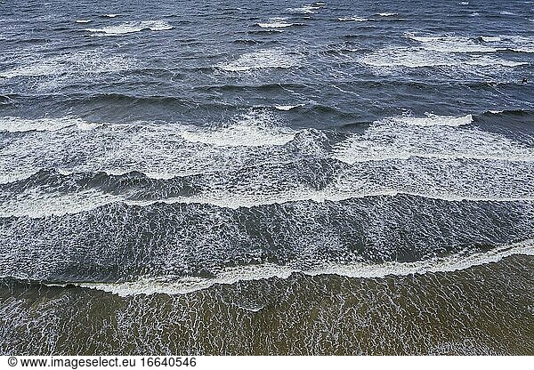Wellen an einem Strand der Frischen Nehrung  einer Landzunge  die die Danziger Bucht in der Ostsee vom Frischen Haff in Polen trennt.