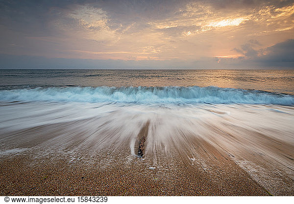 Wellen bei Sonnenuntergang am Mittelmeer.