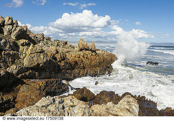 Wellen  die sich an den Felsen eines Strandes an der Atlantikküste brechen.