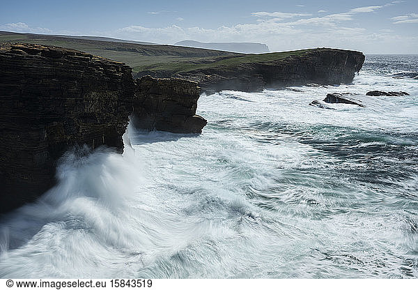 Wellen krass gegen Klippen bei Editorialnaby  Orkney  Schottland