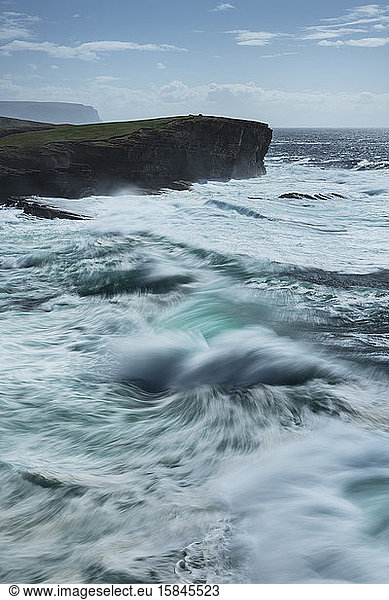 Wellen krass gegen Klippen bei Editorialnaby  Orkney  Schottland