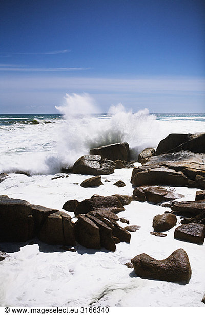 Wellen Schäumen gegen Steine  Südafrika.