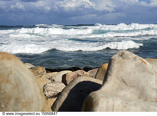 Wellen und Felsen,  Südafrika