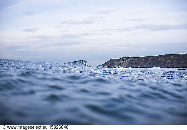 Wellen und Surfen im Baskenland Spanien