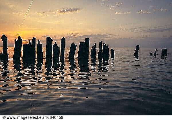 Wellenbrecher an einem Strand im Dorf Debki im Verwaltungsbezirk Gmina Krokowa  im Landkreis Puck  Woiwodschaft Pommern  Nordpolen.