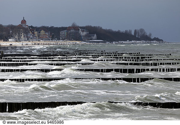 Wellenbrecher in der Ostsee  hinten Kühlungsborn  Mecklenburg  Deutschland  Europa