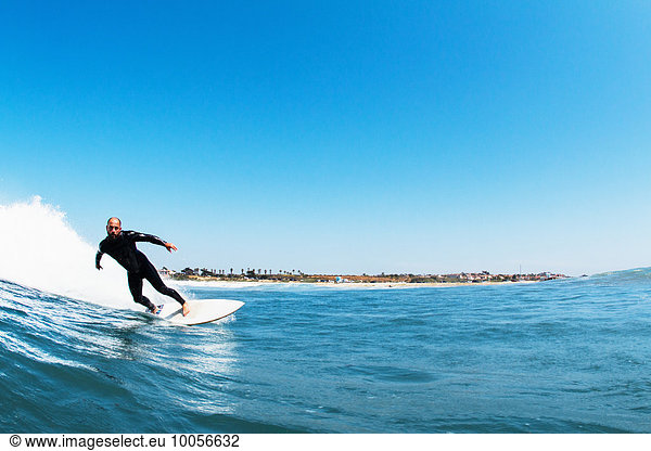 Wellenreiten im Meer  Kalifornien  USA