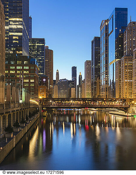 Wells Street Bridge over Chicago River in City at dusk  Chicago  USA