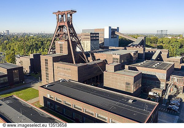 Welterbe Zeche Zollverein in Essen  Doppelbock-Fördergerüst von Schacht 12  Drohnenaufnahme  Essen  Nordrhein-Westfalen  Deutschland  Europa