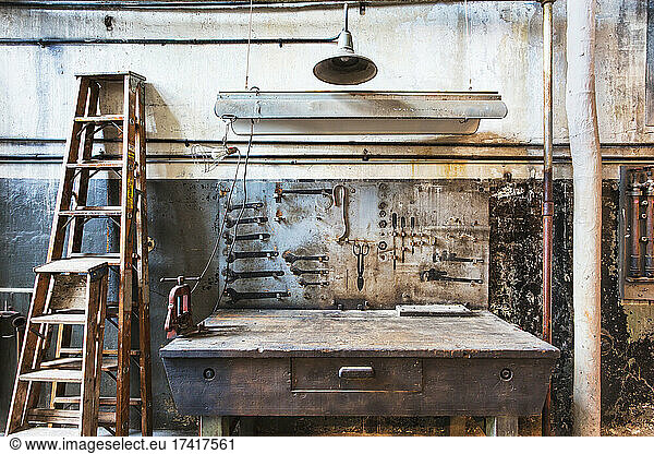 Werkbank in historischer Vintage-Werkstatt mit altmodischen Einrichtungsgegenständen.