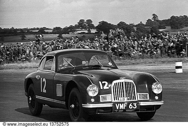 Werks-Aston Martin DB2 in Aktion bei der International Trophy in Silverstone  England 1950.