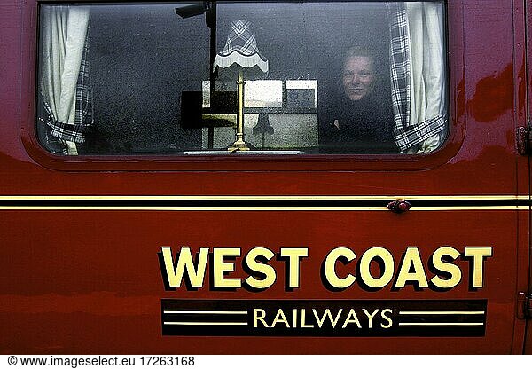 West Coast Express  1. Klasse  Fahrgast  Frau guckt aus Fenster  Jacobite Express  Dampflokomotive  Eisenbahn  Zug  West Highland Line  Mallaig  Westküste  Highlands  Hochland  Schottland  Großbritannien  Europa