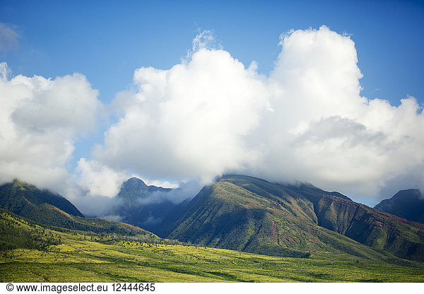 West Maui Mountains viewed from an area near Olowalu  Maui  Hawaii  United States of America