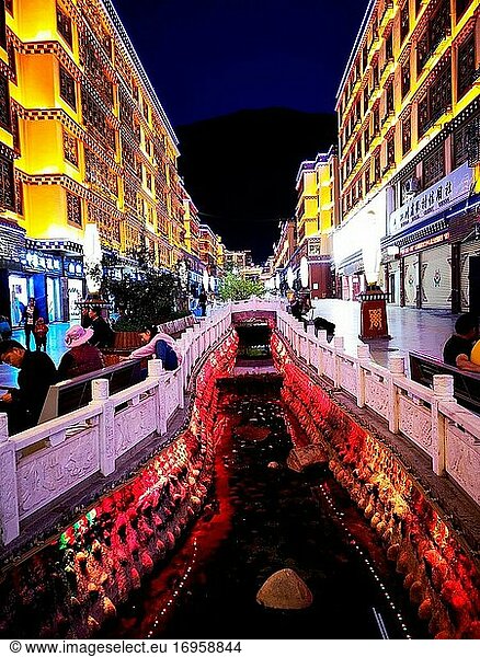 West-Sichuan ihr Epizentrum ke Straße Fußgängerzone in der Nacht