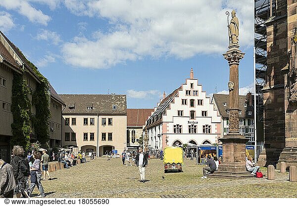 West side of Münsterplatz with granary and patronal column at the cathedral  Freiburg im Breisgau  Baden-Württemberg  Germany  Europe