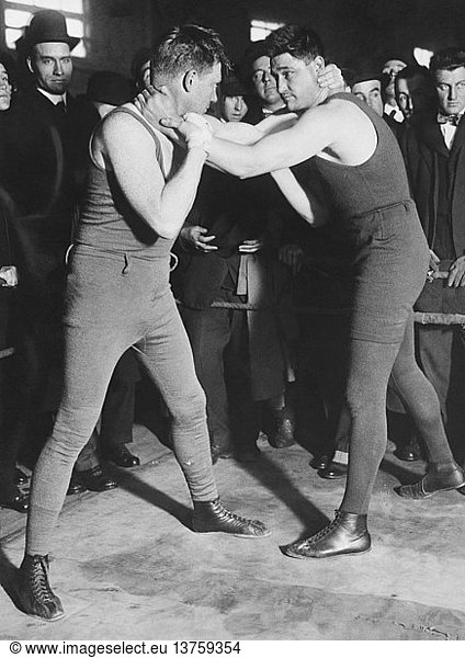 Westchester County  New York: März 1916 Der Boxer Frank Moran trainiert für seinen bevorstehenden Meisterschaftskampf im Schwergewicht gegen Jess Willard. Hier sieht man ihn beim Ringen mit dem Boxer Frank Kendall im Dal Hawkins Roadhouse Trainingslager.