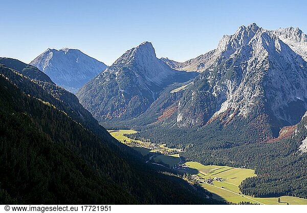 Western Karwendelspitze  Wetterstein Mountains  and view from the Große Arnspitze  mountain valley and mountains  near Scharnitz  Bavaria  Germany  Europe