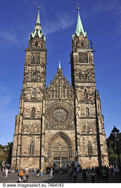 Westfassade der gotischen Lorenzkirche  1250-1477  Lorenzer Platz 10  Nürnberg  Mittelfranken  Bayern  Deutschland  Europa  ÍffentlicherGrund