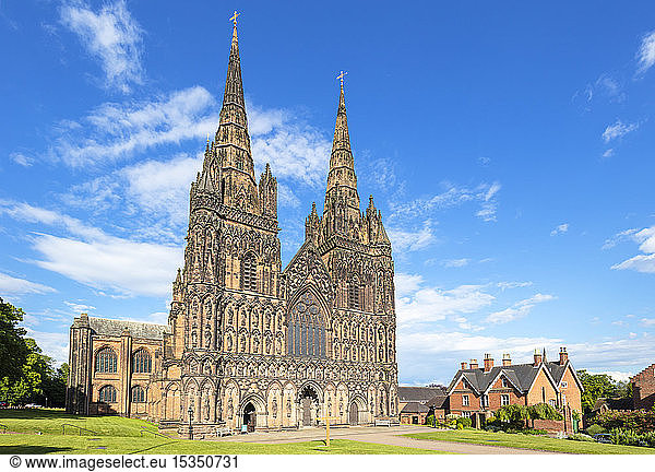 Westfassade der Kathedrale von Lichfield mit Schnitzereien von St. Chad  sächsischen und normannischen Königen  Lichfield  Staffordshire  England  Vereinigtes Königreich  Europa
