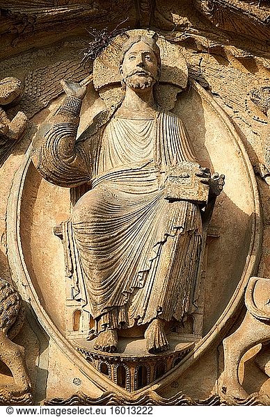 Westfassade  Tympanon des Mittelportals - Gesamtansicht um 1145. Kathedrale von Chartres  Frankreich. Das Tympanon zeigt gotische Skulpturen von Jesus Christus in Majestät  umgeben von den vier Evangelistensymbolen. Ein UNESCO-Weltkulturerbe.