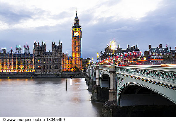 Westminster-Brücke über die Themse gegen Big Ben bei Sonnenuntergang