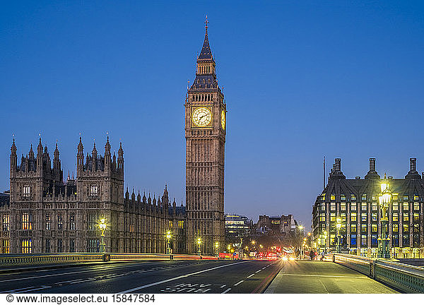 Westminster Bridge  Palace of Westminster and the clock tower of Big Ben (Elizabeth Tower)  at dawn  London  England  United Kingdom