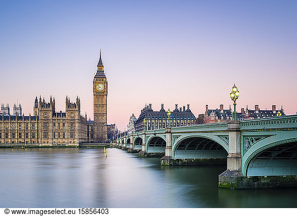 Westminster Bridge  Palace of Westminster and the clock tower of Big Ben (Elizabeth Tower)  at dawn  London  England  United Kingdom